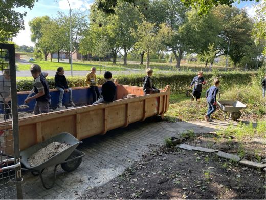 Gemeinsame Arbeit und Gestaltung des Schulgartens